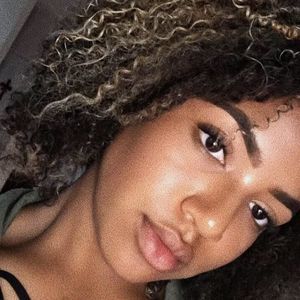 Meet your Posher, Mia